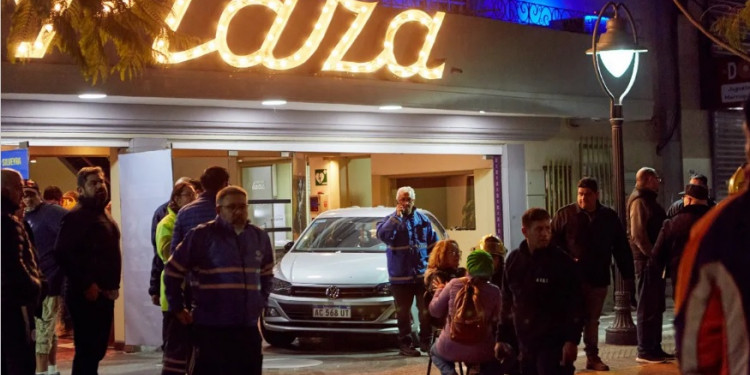 Un auto chocó contra el teatro Plaza de Godoy Cruz y dejó a varias personas heridas