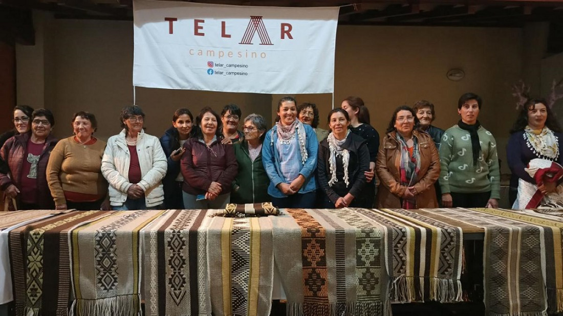 Tejedoras rurales de Mendoza se unieron y venden sus prendas de lana de oveja teñida con yuyos