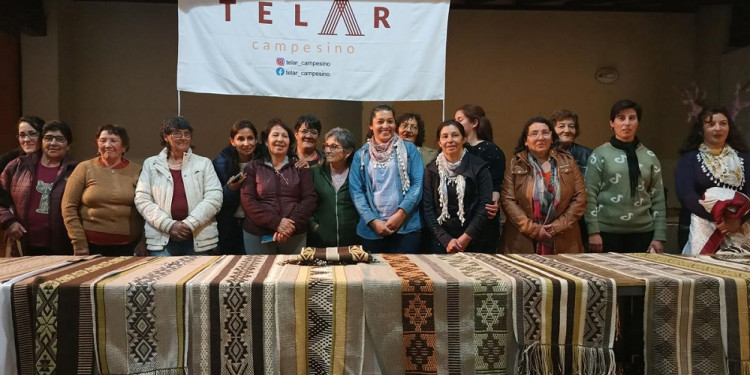 Tejedoras rurales de Mendoza se unieron y venden sus prendas de lana de oveja teñida con yuyos