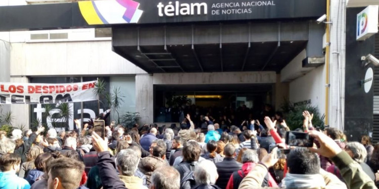 Marchan contra los despidos y la censura en los medios públicos