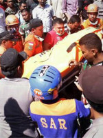 Un centenar de muertos y 500 heridos en Indonesia por sismo