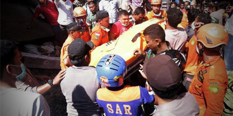 Un centenar de muertos y 500 heridos en Indonesia por sismo