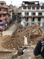 Ya son más de 7000 los muertos por el terremoto que azotó a Nepal