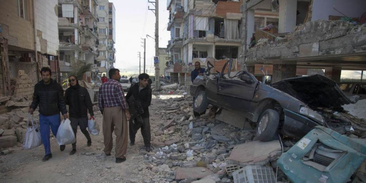 Más de 400 muertos y 7000 heridos por el fuerte terremoto en la frontera de Irán e Irak