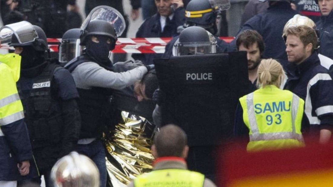 Dos muertos y siete detenidos en el asalto en Saint-Denis contra el cerebro del 13-N