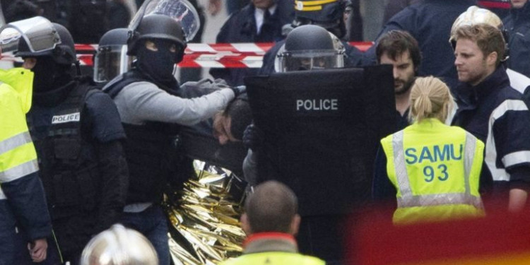 Dos muertos y siete detenidos en el asalto en Saint-Denis contra el cerebro del 13-N