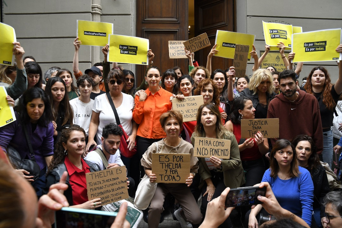 Con una movilización para apoyarla, Fardín escuchó la declaración de Darthés, que negó todo 