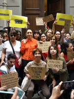 Con una movilización para apoyarla, Fardín escuchó la declaración de Darthés, que negó todo 