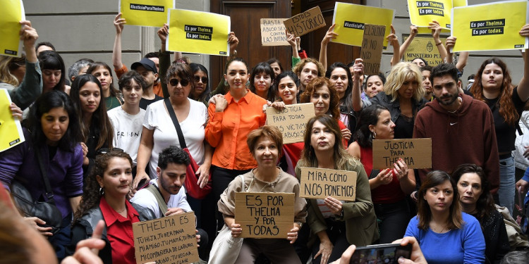 Con una movilización para apoyarla, Fardín escuchó la declaración de Darthés, que negó todo 