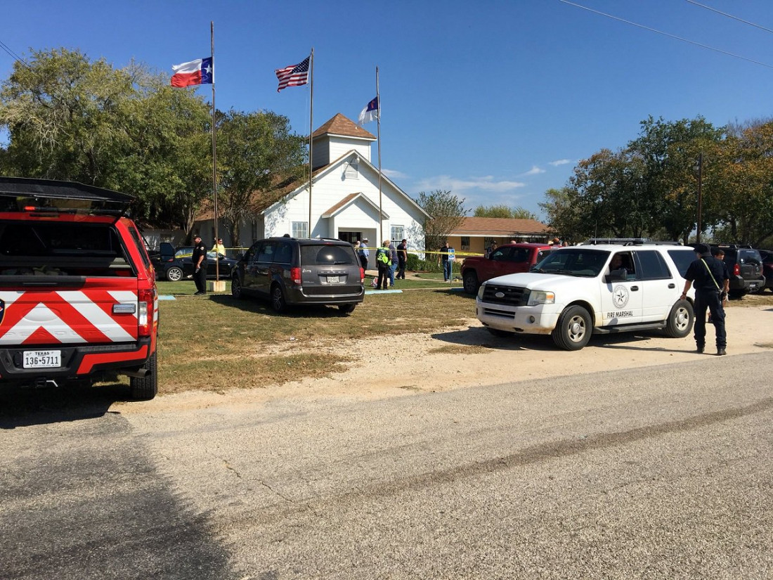 Y sigue el horror: al menos 26 muertos tras un tiroteo en una iglesia de Texas