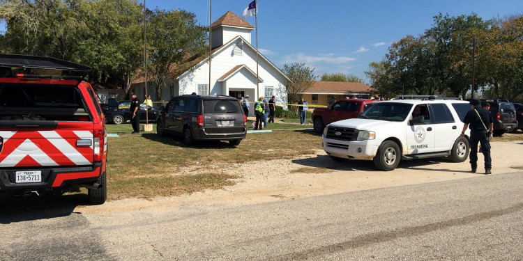 Y sigue el horror: al menos 26 muertos tras un tiroteo en una iglesia de Texas