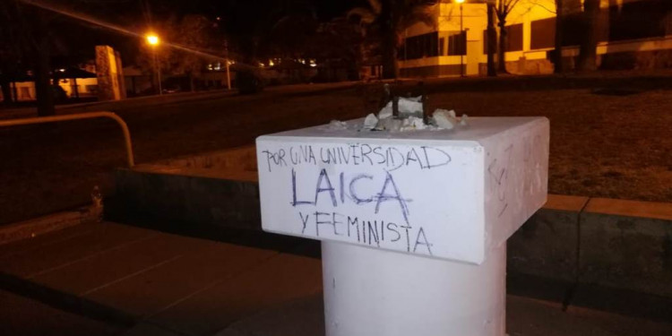 Estudiantes quitaron símbolos religiosos de la UNCUYO en medio de la protesta