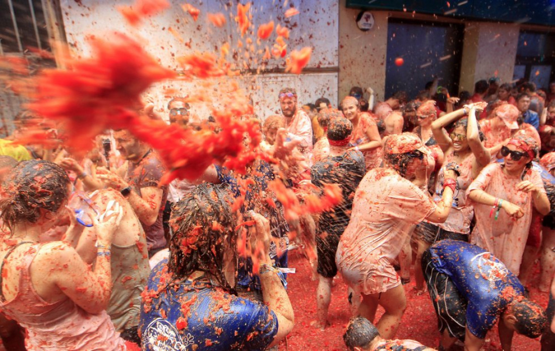 En una hora se lanzaron 160 mil kilos de tomates en la Tomatina 2017