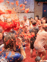 En una hora se lanzaron 160 mil kilos de tomates en la Tomatina 2017