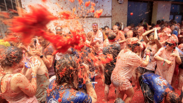 imagen En una hora se lanzaron 160 mil kilos de tomates en la Tomatina 2017