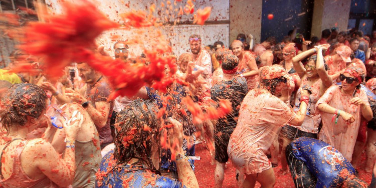 En una hora se lanzaron 160 mil kilos de tomates en la Tomatina 2017