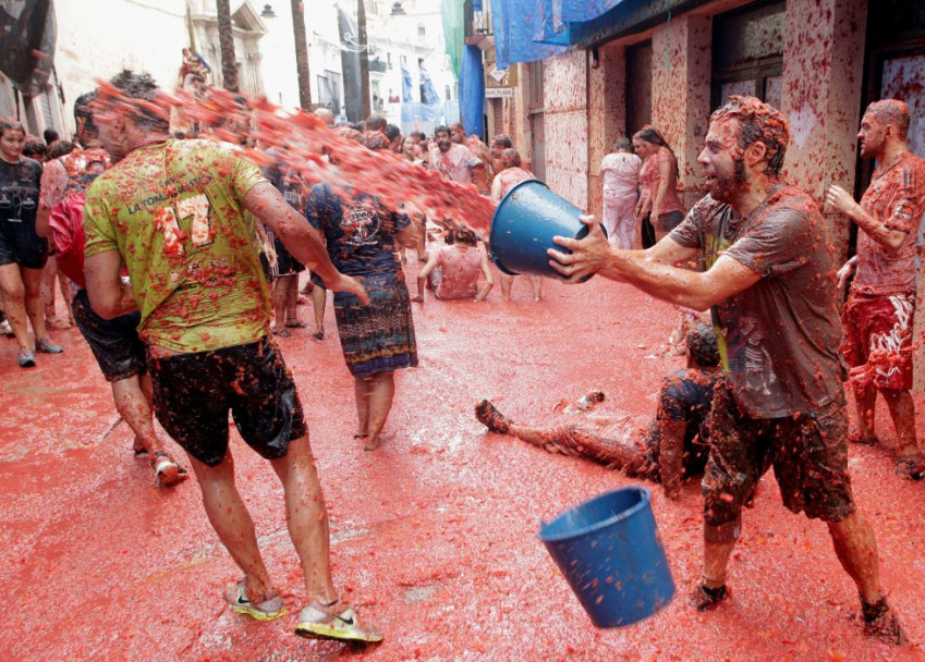 imagen En una hora se lanzaron 160 mil kilos de tomates en la Tomatina 2017