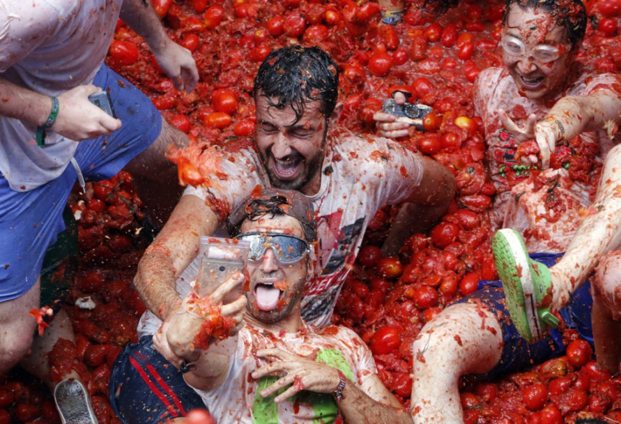 imagen En una hora se lanzaron 160 mil kilos de tomates en la Tomatina 2017