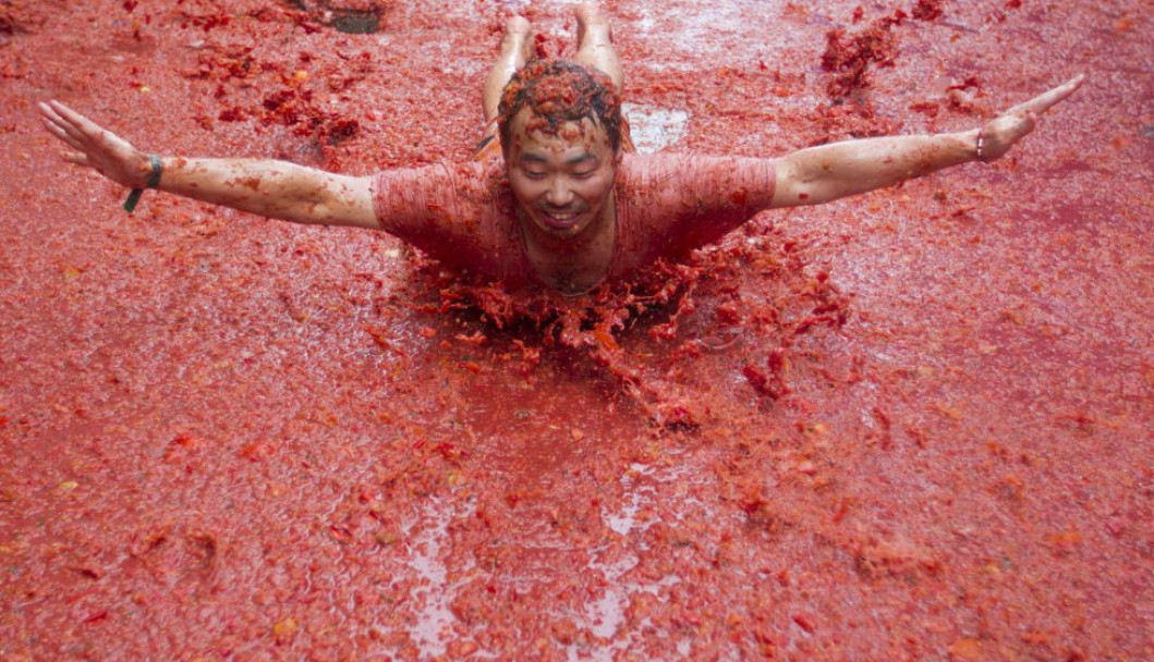 imagen En una hora se lanzaron 160 mil kilos de tomates en la Tomatina 2017