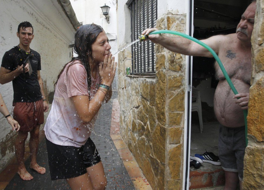 imagen En una hora se lanzaron 160 mil kilos de tomates en la Tomatina 2017