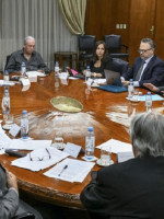 El Gobierno adelantó a junio los aumentos del salario mínimo