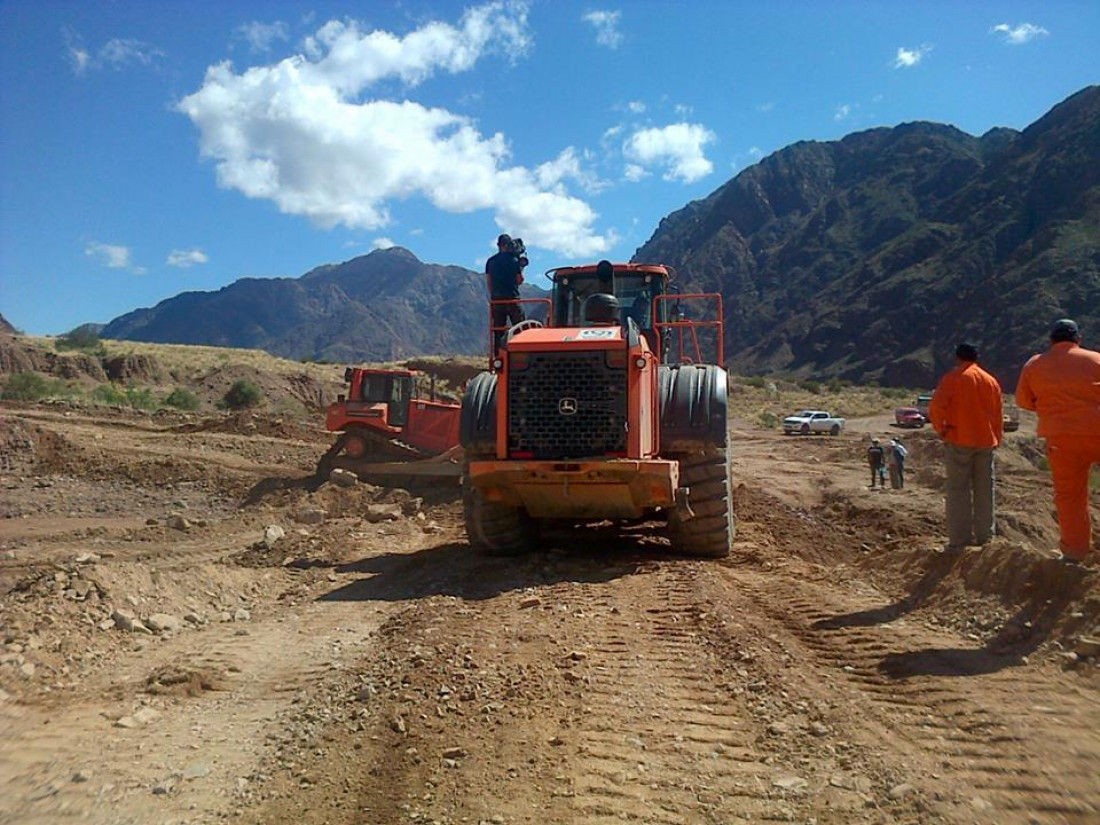 Alud en alta montaña: trabajan para abrir una huella