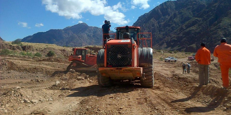 Alud en alta montaña: trabajan para abrir una huella