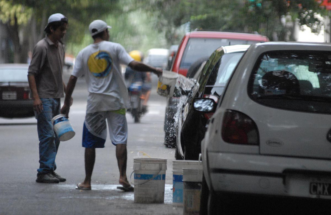 Barrio Bombal: multas a quienes permitan que laven sus autos en la calle