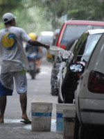 Barrio Bombal: multas a quienes permitan que laven sus autos en la calle