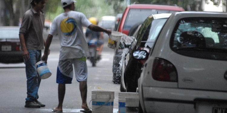 Barrio Bombal: multas a quienes permitan que laven sus autos en la calle