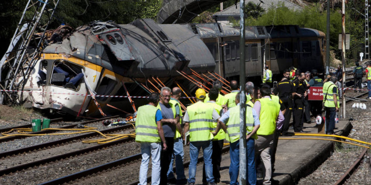 Se descarrilló un tren en Cataluña: un muerto y 44 heridos