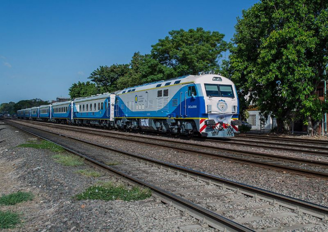 El tren de cargas se reactivó tras 15 años y llevará vino de Cuyo a Buenos Aires