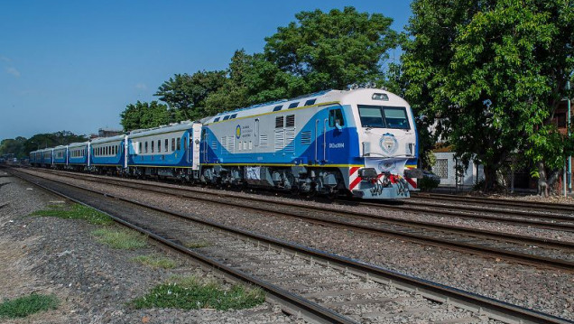 imagen El tren de cargas se reactivó tras 15 años y llevará vino de Cuyo a Buenos Aires