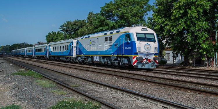 El tren de cargas se reactivó tras 15 años y llevará vino de Cuyo a Buenos Aires