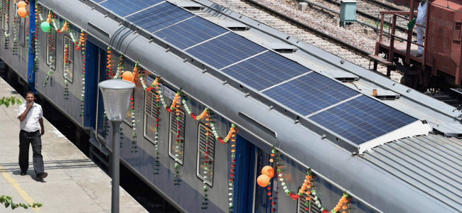 India inaugura sus primeros trenes híbridos provistos de paneles solares