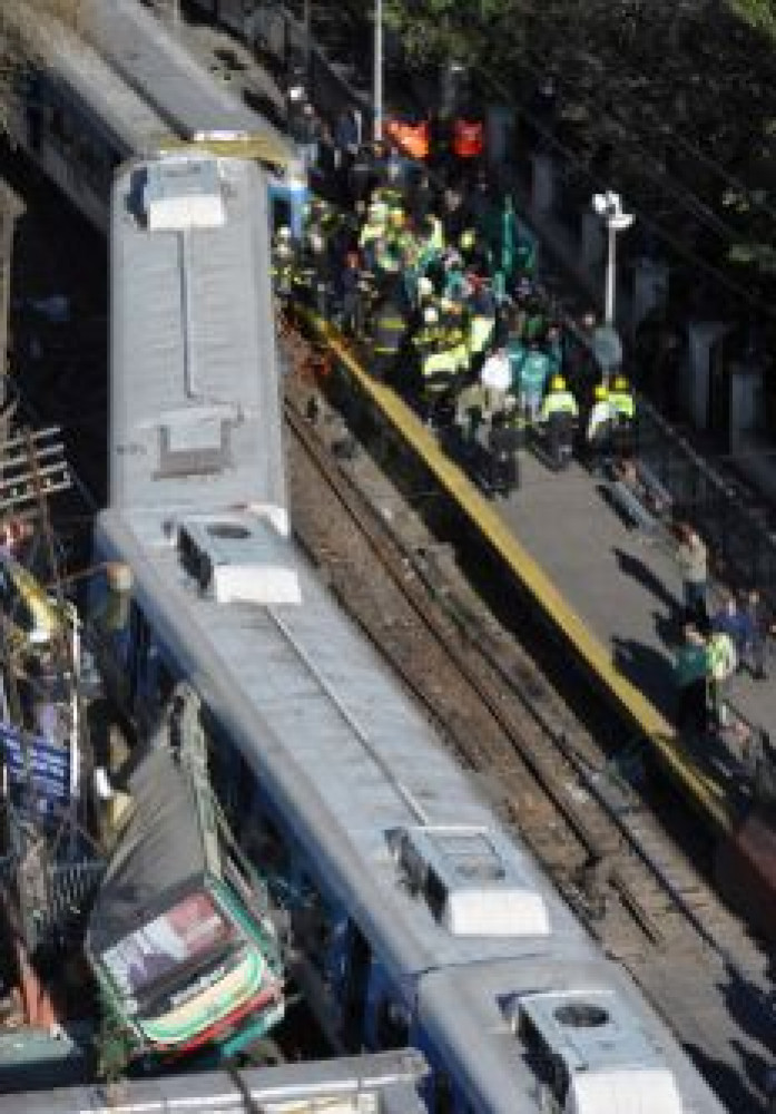 Ya son 11 los muertos por el choque entre un colectivo y un tren en Flores