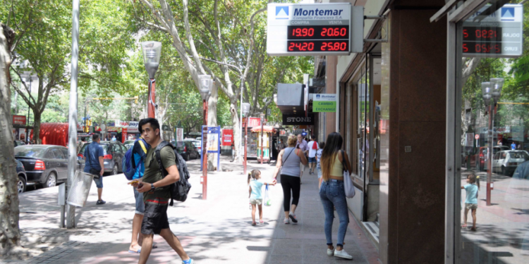 Fotogalería: el aumento del dólar en las casas de cambio de la city mendocina