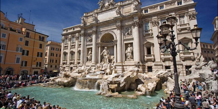 Prohíben sentarse a comer y beber frente a la Fontana di Trevi