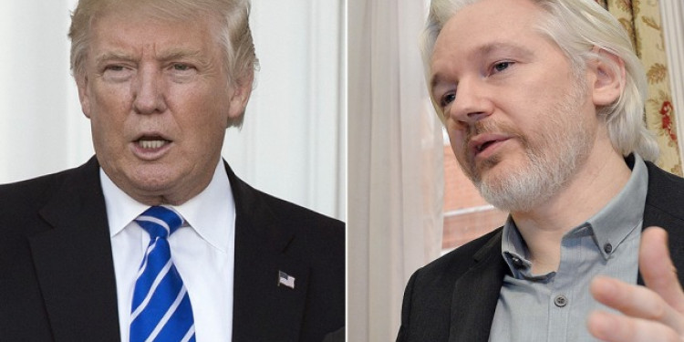 Trump defendió a Assange por el hackeo al asesor de Hillary Clinton