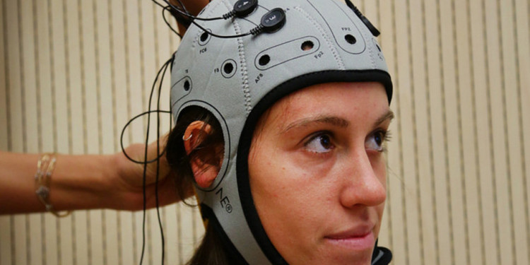 Científicos crearon un casco que traduce las emociones en sonido