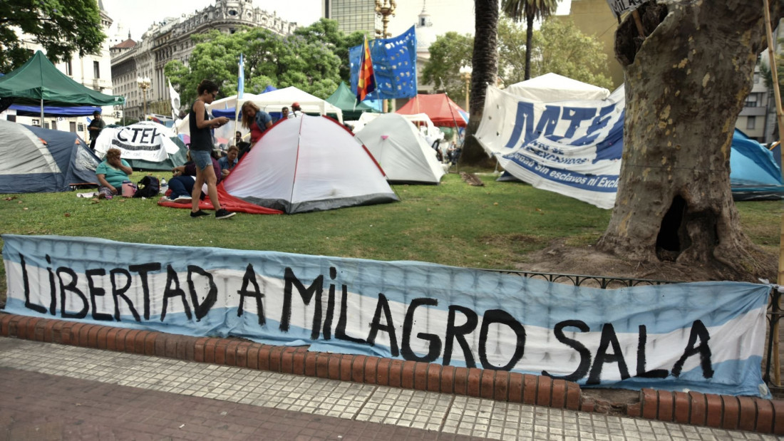 Tupac Amaru levanta parte del acampe en Plaza de Mayo