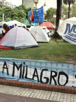 Tupac Amaru levanta parte del acampe en Plaza de Mayo