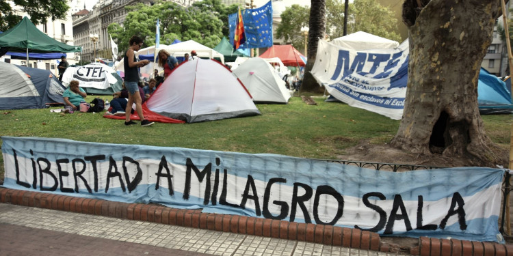 Tupac Amaru levanta parte del acampe en Plaza de Mayo