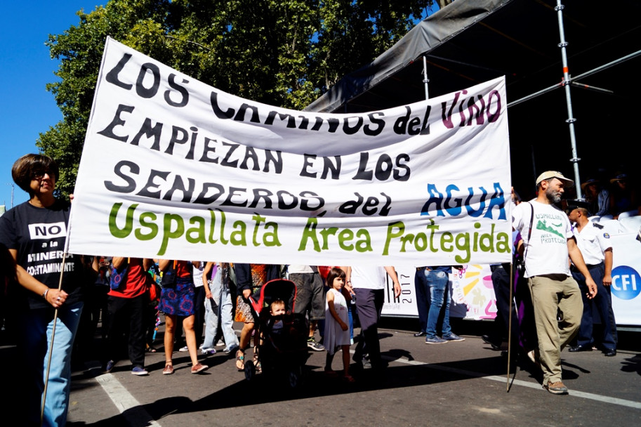 imagen La defensa del agua, de la educación y de la ciencia se colaron en la previa del Carrusel