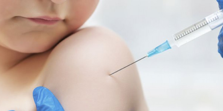 Vacunas: el debate entre la necesidad, el riesgo y el negocio