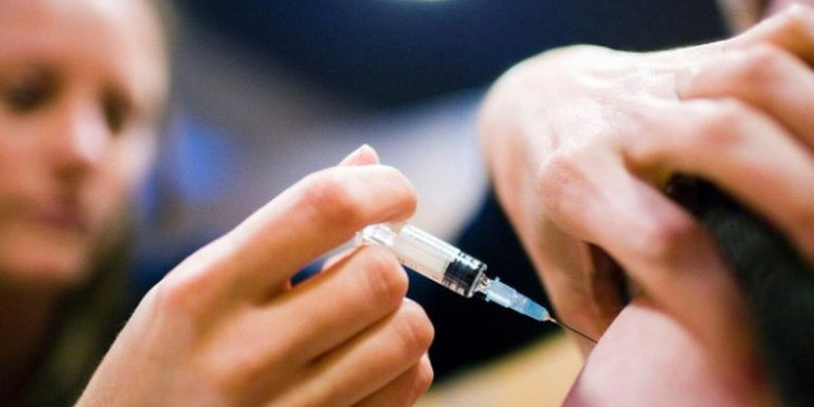 Buscan vacunar a 125 mil niños contra sarampión y rubéola en dos meses