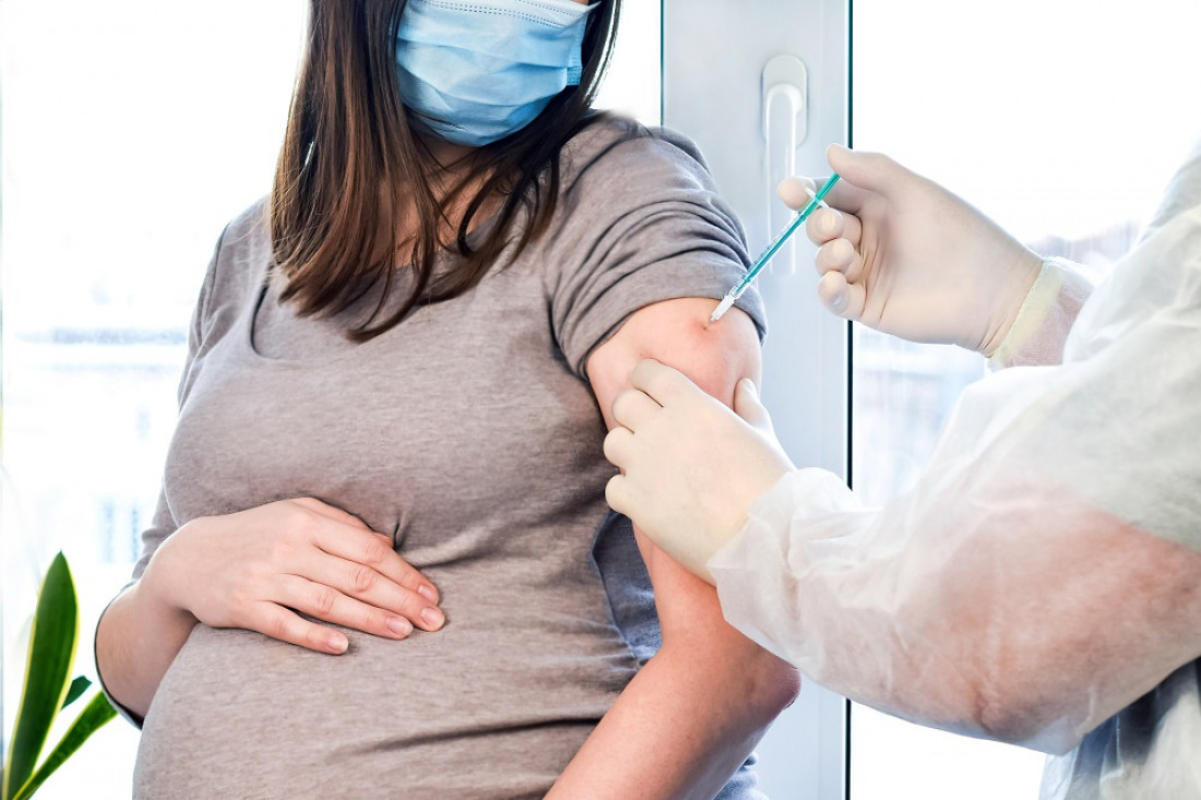 Vacunación COVID-19: recomiendan la aplicación del esquema completo en embarazadas