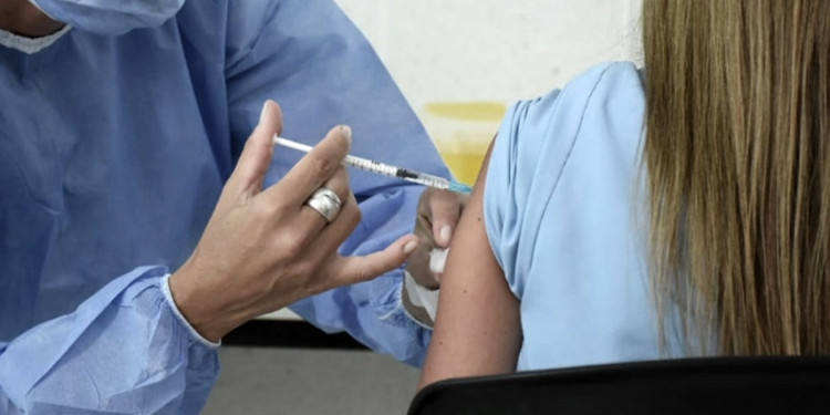 Mendoza comienza a colocar la cuarta dosis de la vacuna contra la Covid para mayores de 18 años