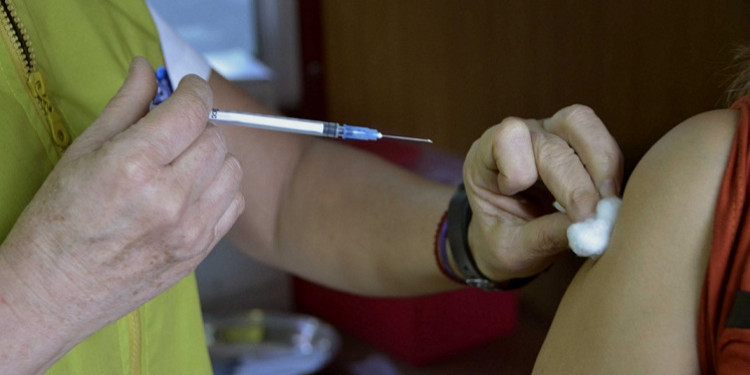 Vacunaran gratuitamente para prevenir la hepatitis B