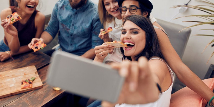 Vegetarianos y solteros: por qué los millennials sin hijos están salvando al mundo